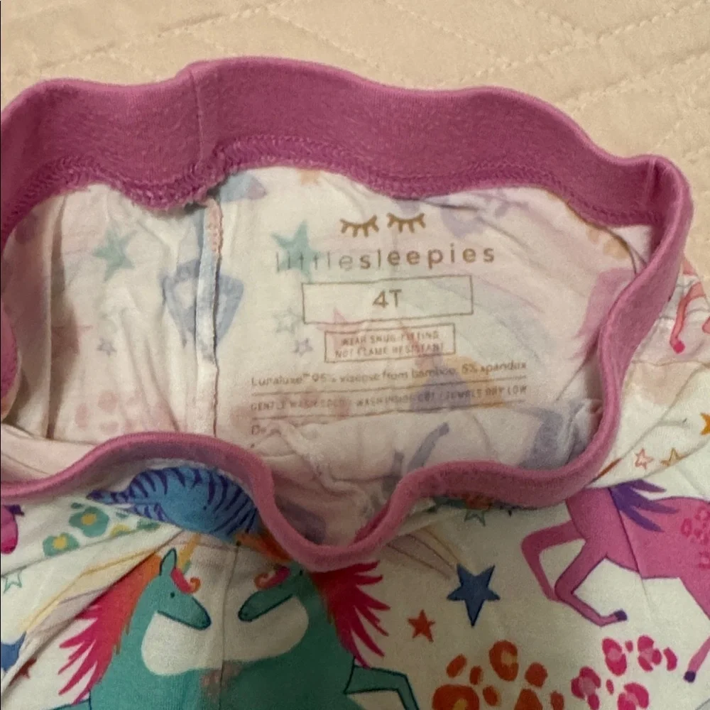 Little Sleepies 4T pajama set
EUC
Unicorn pattern
Short sleeve/shorts set - Picture 5 of 6